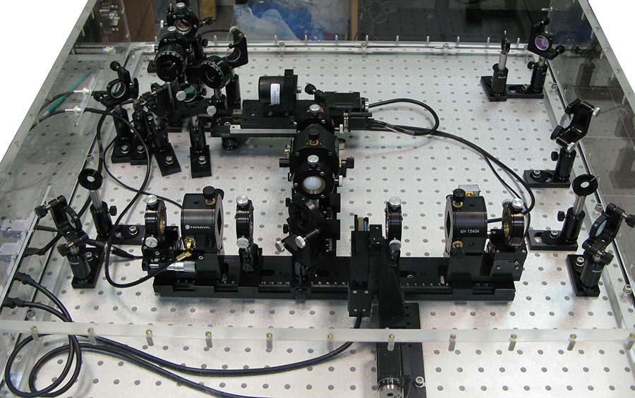 Используется два детектора: один для регистрации прошедшего ТГц сигнала, второй – для отраженного